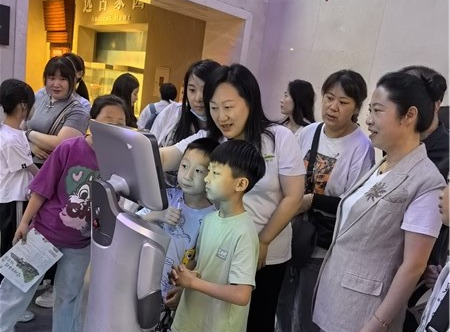 科技赋能中国旅游日，信阳博物馆机器人讲解员“小博”成新宠
